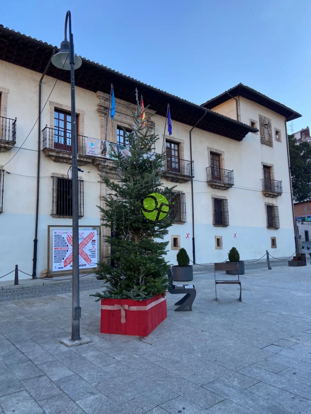 La plaza del Ayuntamiento de Cangas del Narcea volverá a contar estas navidades con 
