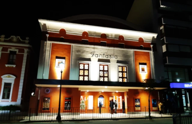 Teatro con El Hórreo de Barcia en Navia