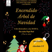 Castropol enciende su árbol de Navidad