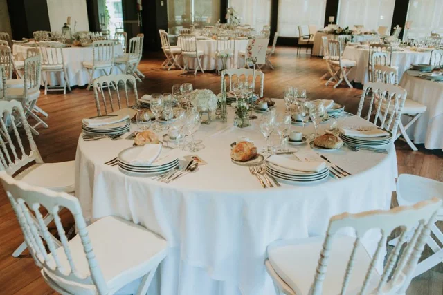 Comida en Restaurante Blanco por la cubierta de la iglesia de Talarén